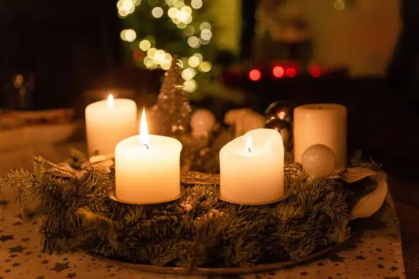 Eine Nahaufnahme Von Kerzen Auf Einem Kranz Vor Einem Weihnachtlichen — Stockfoto