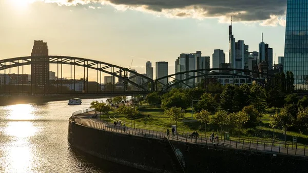 德国法兰克福美因河上的摩天大楼和桥的美丽景色 — 图库照片