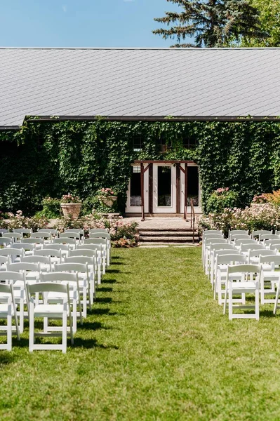 結婚式のために外の芝生の上で椅子の列の垂直ショット — ストック写真