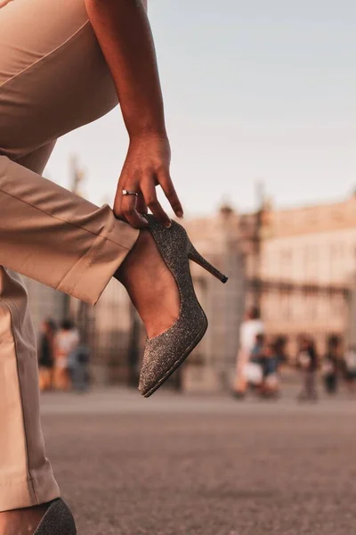 在街上穿着雅致时髦高跟鞋的女人的纵向照片 — 图库照片
