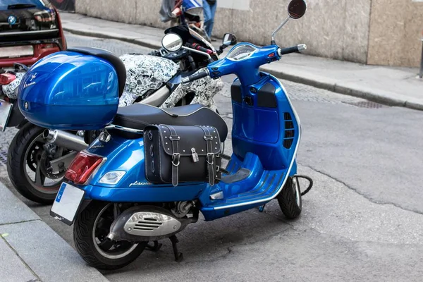 Deux Cyclomoteurs Bleus Dans Merveilleuse Ville Vienne Autriche Par Une — Photo