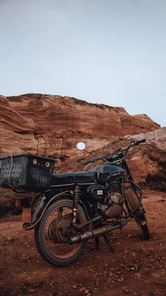Вертикаль Мотоцикла Припаркованного Пустынном Ландшафте — стоковое фото
