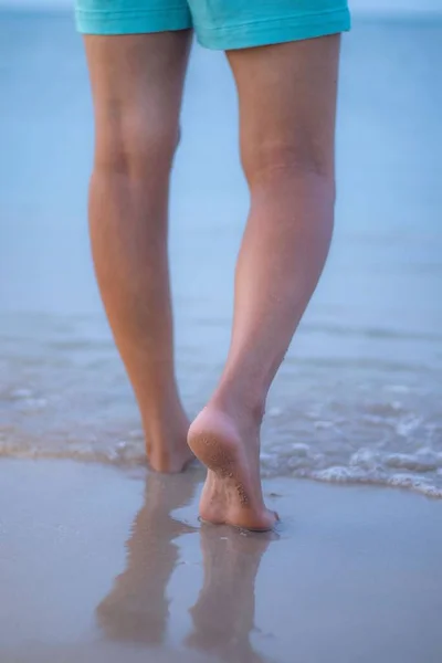 Eine Vertikale Nahaufnahme Der Füße Einer Frau Die Einem Sandstrand — Stockfoto
