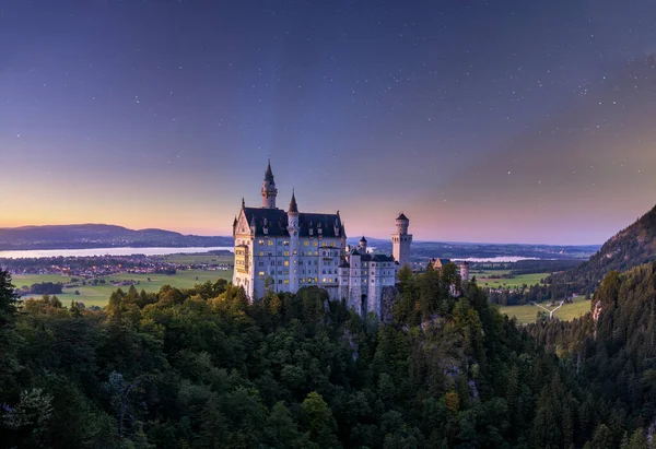 Castelo Neuschwanstein Meio Árvores Lagos Sob Céu Estrelado Baviera Alemanha — Fotografia de Stock