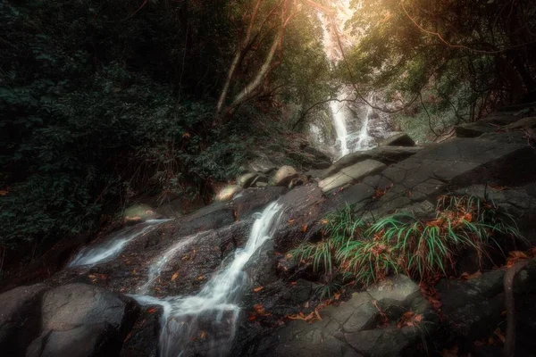 Uma Cachoeira Longa Exposição Que Flui Sobre Rochas Uma Floresta — Fotografia de Stock