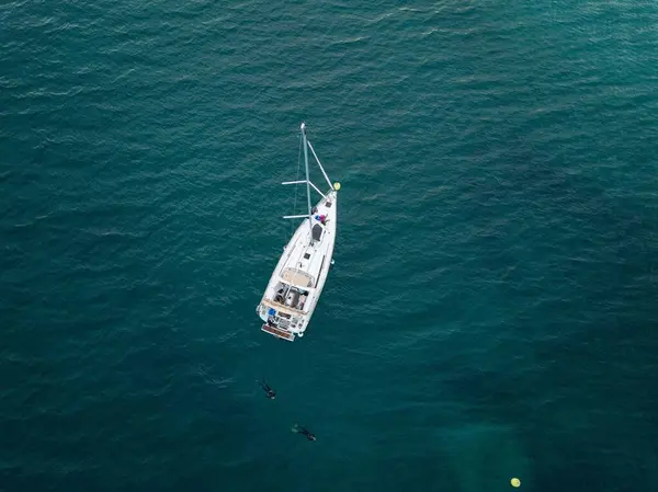Close Iate Branco Navegando Mar — Fotografia de Stock