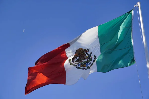 Wiatr Machający Flagą Meksyku Przeciwko Błękitnemu Niebu Dniu Meksykańskiej Flagi — Zdjęcie stockowe