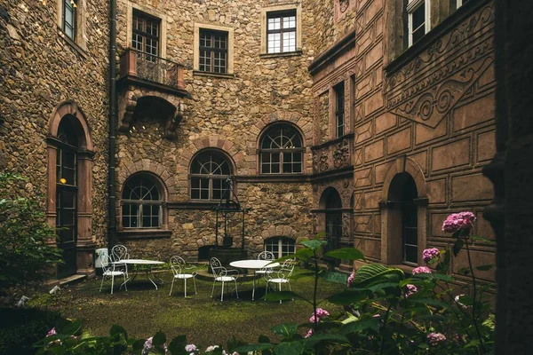 波兰Ksiaz城堡城墙旁边的一个神秘花园的风景 — 图库照片