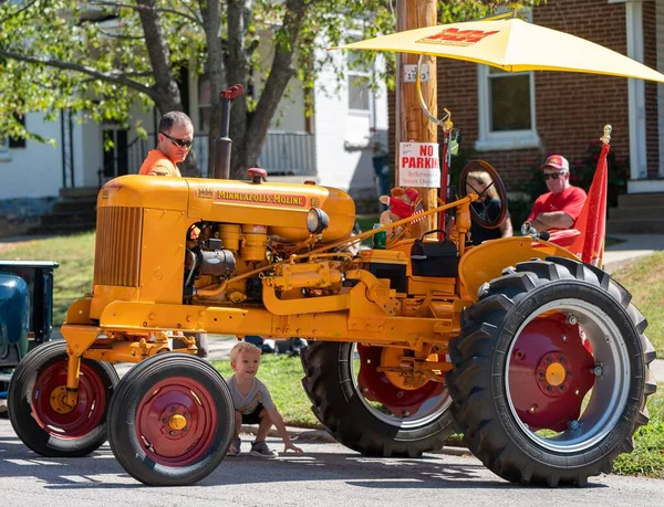 Egy Imádnivaló Gyermek Egy Narancssárga Vintage Traktor Alatt Show Alatt — Stock Fotó