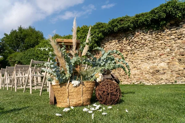 婚礼前草坪上的折叠椅和装饰品 — 图库照片