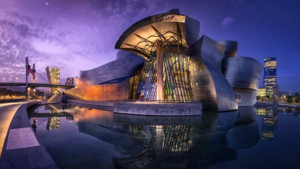 Wspaniały Widok Panoramiczny Zewnętrzną Fasadę Muzeum Guggenheima Bilbao Nocy Pejzażem — Zdjęcie stockowe