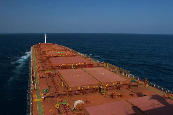 Obrovská Obchodní Loď Přepravující Hromadný Náklad Moři Klidného Počasí — Stock fotografie