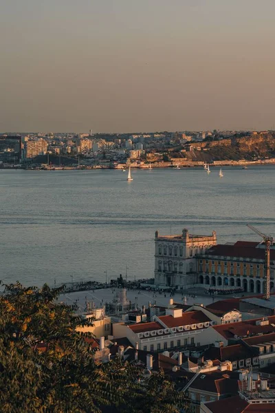 ポルトガルリスボンの聖ジョージ城の上の平和的な夕日 — ストック写真