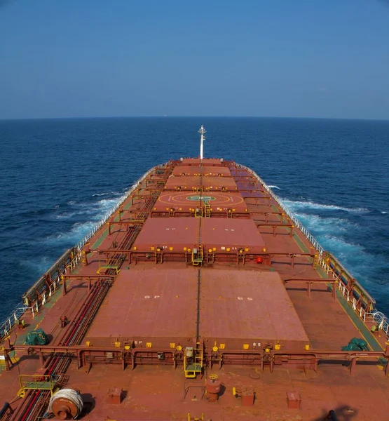 Vertical Shot Merchant Ship Carrying Bulk Cargo Sunny Day Sea — Stock Photo, Image