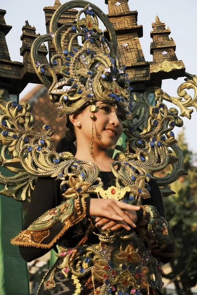 Seorang Model Dalam Kostum Carnaval Selama Peragaan Busana Kemerdekaan Indonesia — Stok Foto