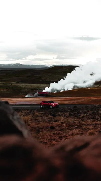 Vertical Carro Vermelho Estacionado Uma Paisagem Fumante Deserta Islândia — Fotografia de Stock