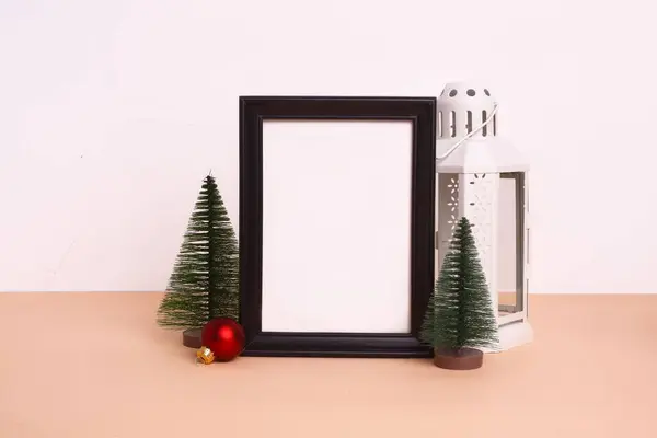 Nahaufnahme Einer Dekorativen Weihnachtskomposition Mit Rahmen Und Weihnachtsbäumen Auf Weißem — Stockfoto