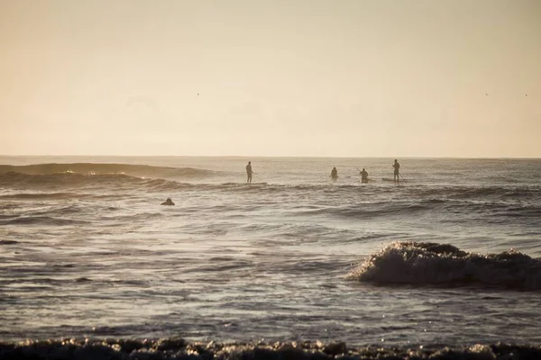 Güneşin Doğuşu Sırasında Açık Gökyüzünün Altında Sörf Yapan Insanların Güzel — Stok fotoğraf