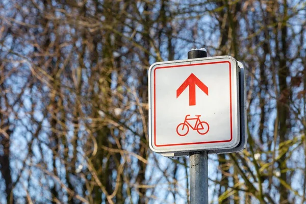 Tiro Close Sinal Bicicleta Com Seta Direção Vermelha Contra Fundo — Fotografia de Stock