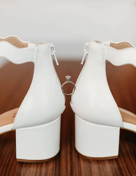 Foco Seletivo Aliança Casamento Com Diamante Entre Sapatos Brancos Noiva — Fotografia de Stock
