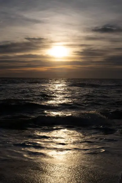 Вертикальный Снимок Огромного Океана Поздним Закатом Облачном Небе Вечером — стоковое фото