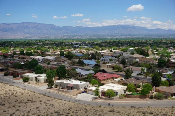 Panoramatický Výhled Město Albuquerque Nové Mexiko Pohořím Pozadí — Stock fotografie