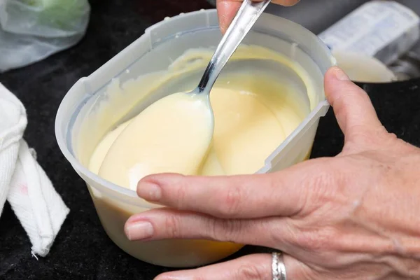 Uma Mulher Preparando Cheesecake Cozinha Com Vários Ingredientes — Fotografia de Stock