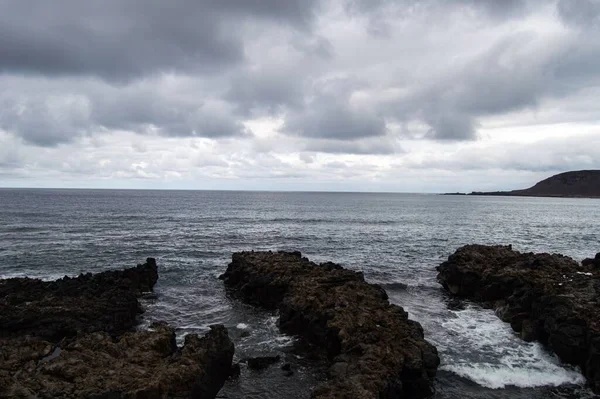 多云的日子里 大海中岩石的美丽景色 — 图库照片