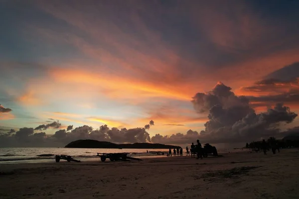 Uma Silhueta Pessoas Praia Areia Pôr Sol Langkawi Malásia — Fotografia de Stock