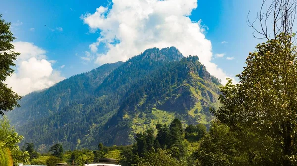 Ein Blick Auf Die Berge Mit Grüner Vegetation Und Gebäuden — Stockfoto