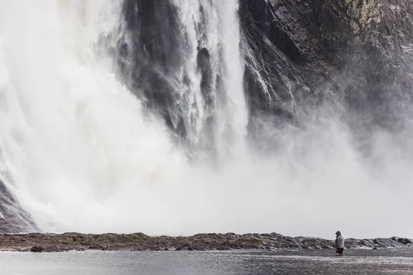 Naturskön Utsikt Över Person Som Fiskar Floden Intill Montmorency Falls — Stockfoto