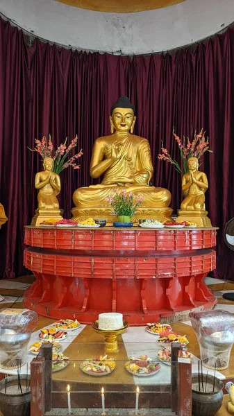 Vertikální Záběr Zlaté Sochy Buddhy Maha Boddhi Vihara Hyderabad — Stock fotografie
