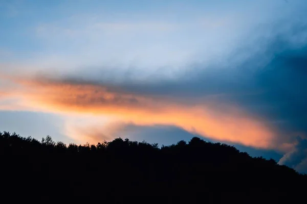Widok Pięknych Chmur Nad Lasem Podczas Zachodu Słońca — Zdjęcie stockowe
