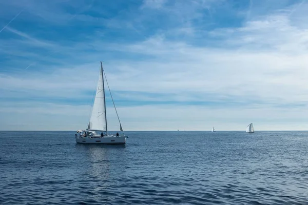 Живописный Вид Парусную Лодку Горизонте Прекрасным Видом Мирное Небо Торревьехе — стоковое фото