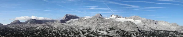 Panoramiczny Widok Potężny Lodowiec Dachstein Pokryty Śniegiem Austriackich Alpach Pod — Zdjęcie stockowe