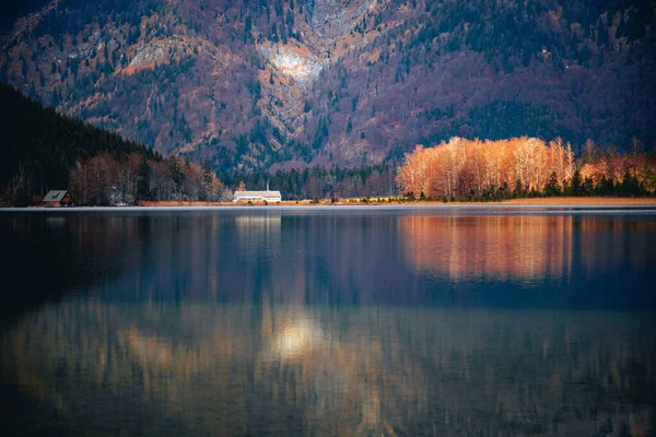 Eine Lange Belichtung Eines Stillen Sees Der Die Schönheit Herbstlicher — Stockfoto