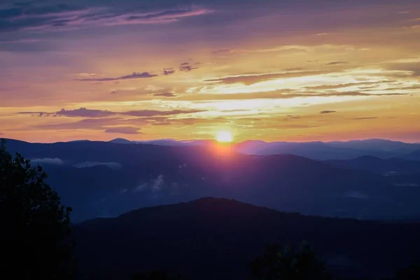 Krásná Hornatá Krajina Proti Malebnému Západu Slunce Gruzii — Stock fotografie
