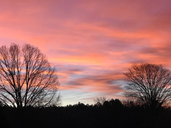Прекрасний Знімок Пейзажу Під Час Сходу Сонця Фіолетовими Рожевими Хмарами — стокове фото