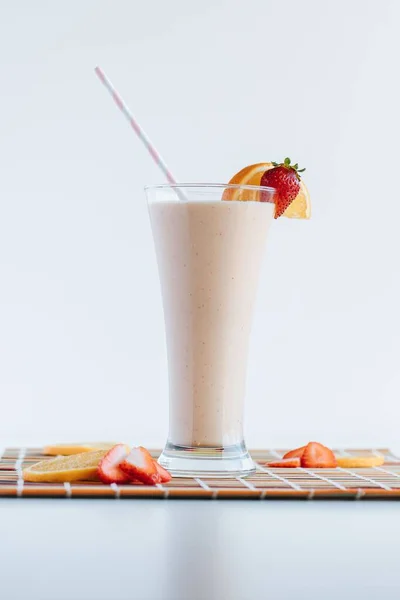 Beyaz Arka Planda Çilekli Milkshake Dikey Çekimi — Stok fotoğraf