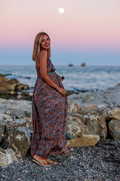 Gün Batımında Deniz Kıyısında Poz Veren Hamile Bir Kadının Dikey — Stok fotoğraf