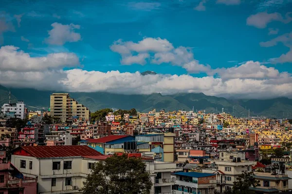 Συννεφιασμένος Γαλάζιος Ουρανός Πάνω Από Κτίρια Του Νεπάλ — Φωτογραφία Αρχείου