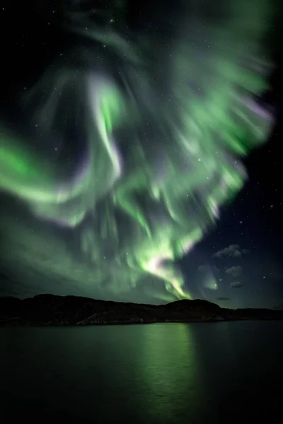 Függőleges Felvétel Sarki Auróra Fényeiről Csillagos Égbolton Felett Sor Varangerben — Stock Fotó