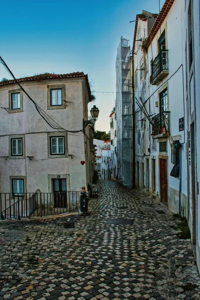 Een Smalle Straat Regen Wijk Alfama Lissabon Portugal Verticaal — Stockfoto