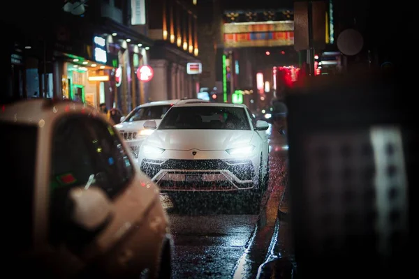 Una Lamborghini Bianca Urus Parcheggiata Nel Cuore Chinatown Notte — Foto Stock