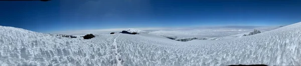 澄んだ青空の下 キリマンジャロ山のウフル山頂の氷河のパノラマビュー — ストック写真