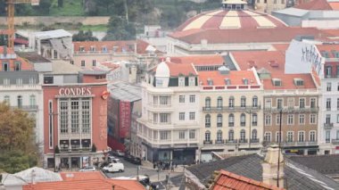 Güzel tarihi Condes sinema binası yakınlardaki caddede hareket eden insanlar ve arabalarla.