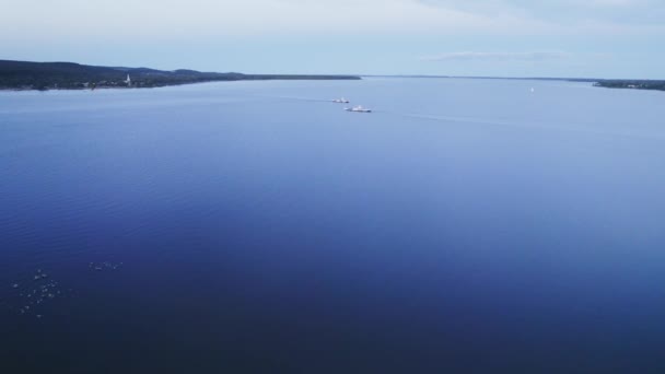 Egy Gyönyörű Tengerre Néző Antenna Két Hajóval Ahogy Elhaladnak Egymás — Stock videók