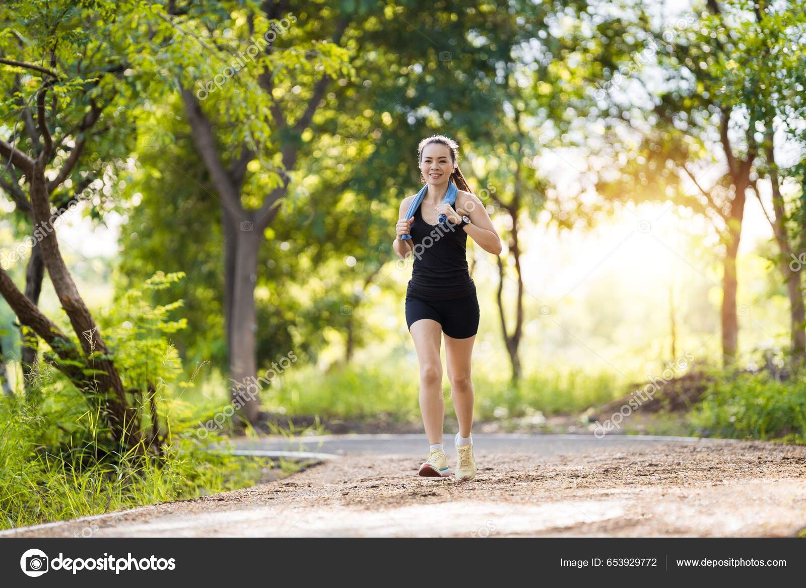 Hodná Asijská Žena Jogging Parku Černém Sportovním Oblečení Obklopen Zelení  — Stock Fotografie © wirestock_creators #653929772