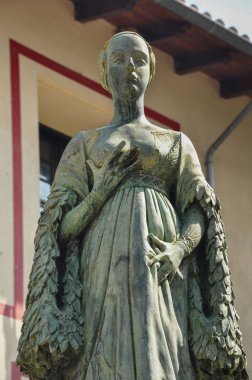 Lucrecia Borgia 'nın şehir heykelinin dikey çekimi, İspanyol-İtalyan bir soylu kadın.
