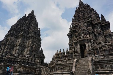 Candi Prambanan tapınağında ziyaretçiler var.